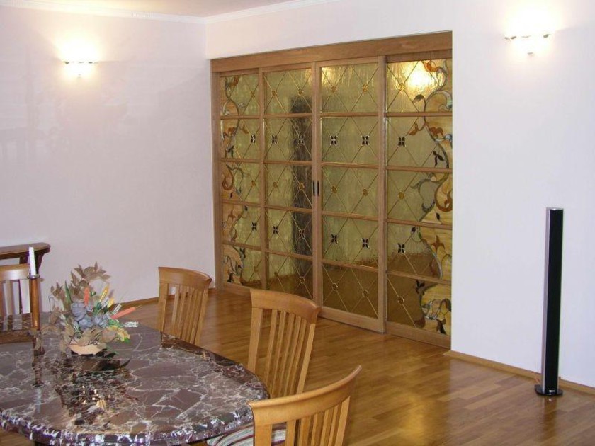 Перегородка для гостиной с цветным стеклом и декоративными вставками Армавир