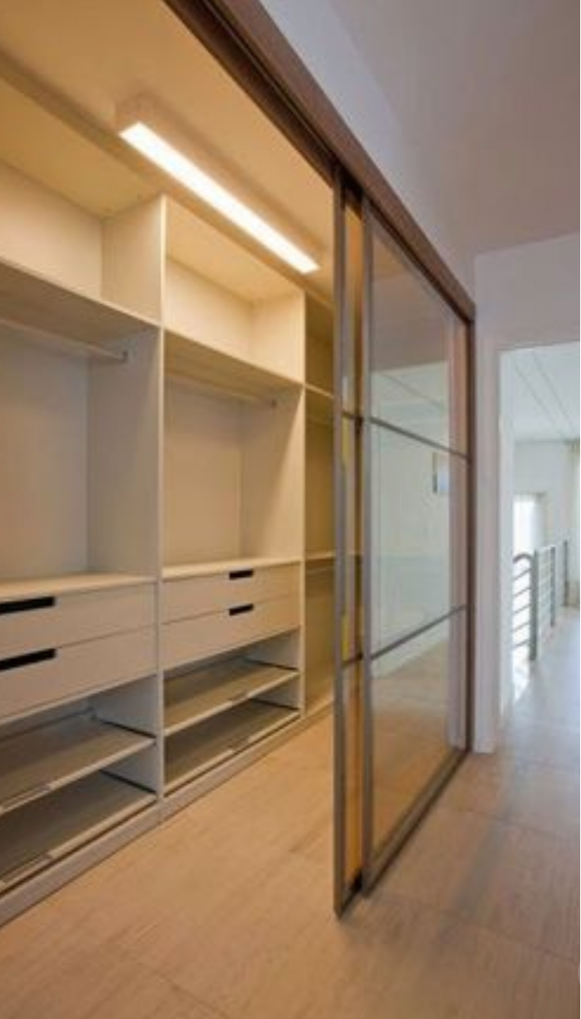 Линейная гардеробная комната с дверями купе Армавир