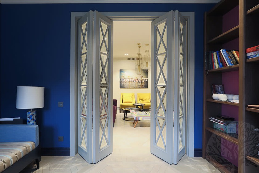 Двери гармошка  для гостиной со стеклами с разделителями Армавир