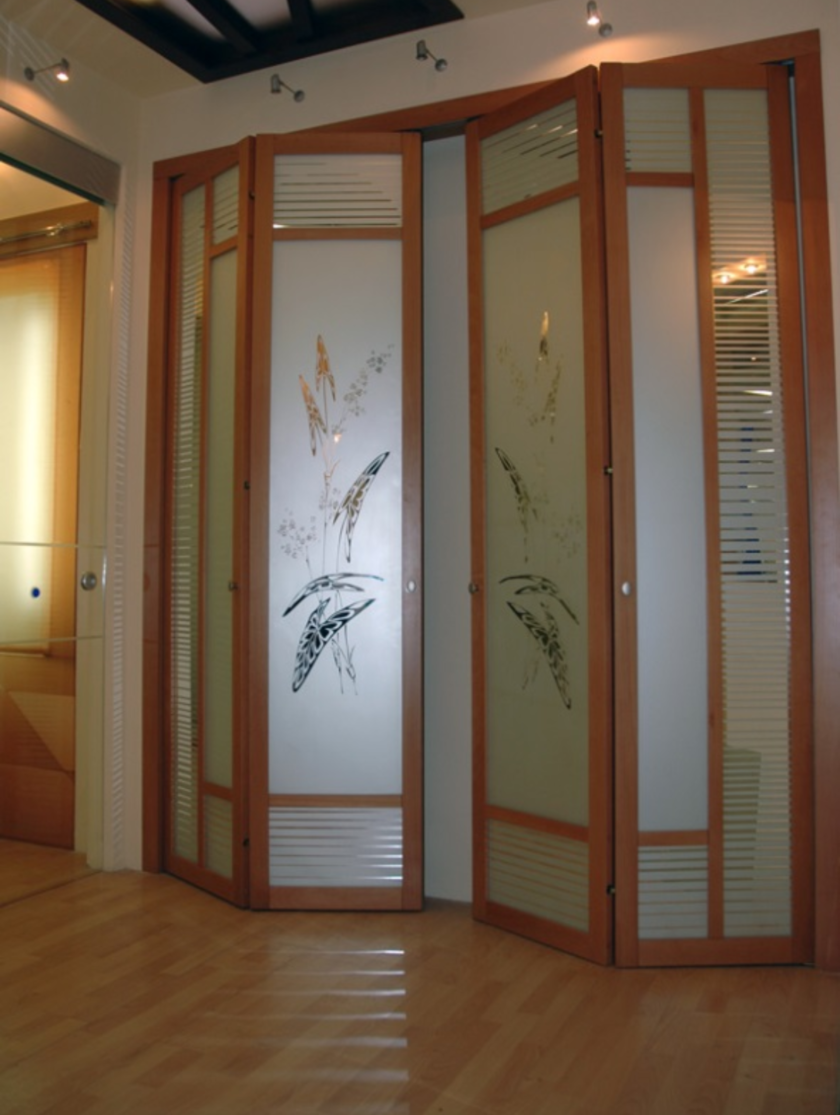 Широкие двери гармошка с матовым стеклом и рисунком Армавир